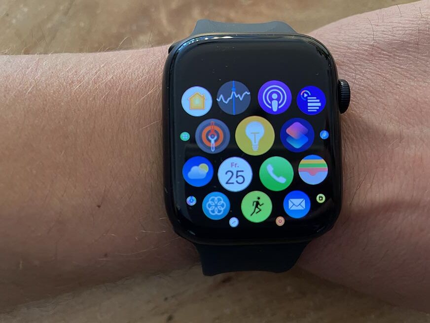 Man sieht, wie auf der Apple Watch 7 in das App Menü hineingezoomt wurde.